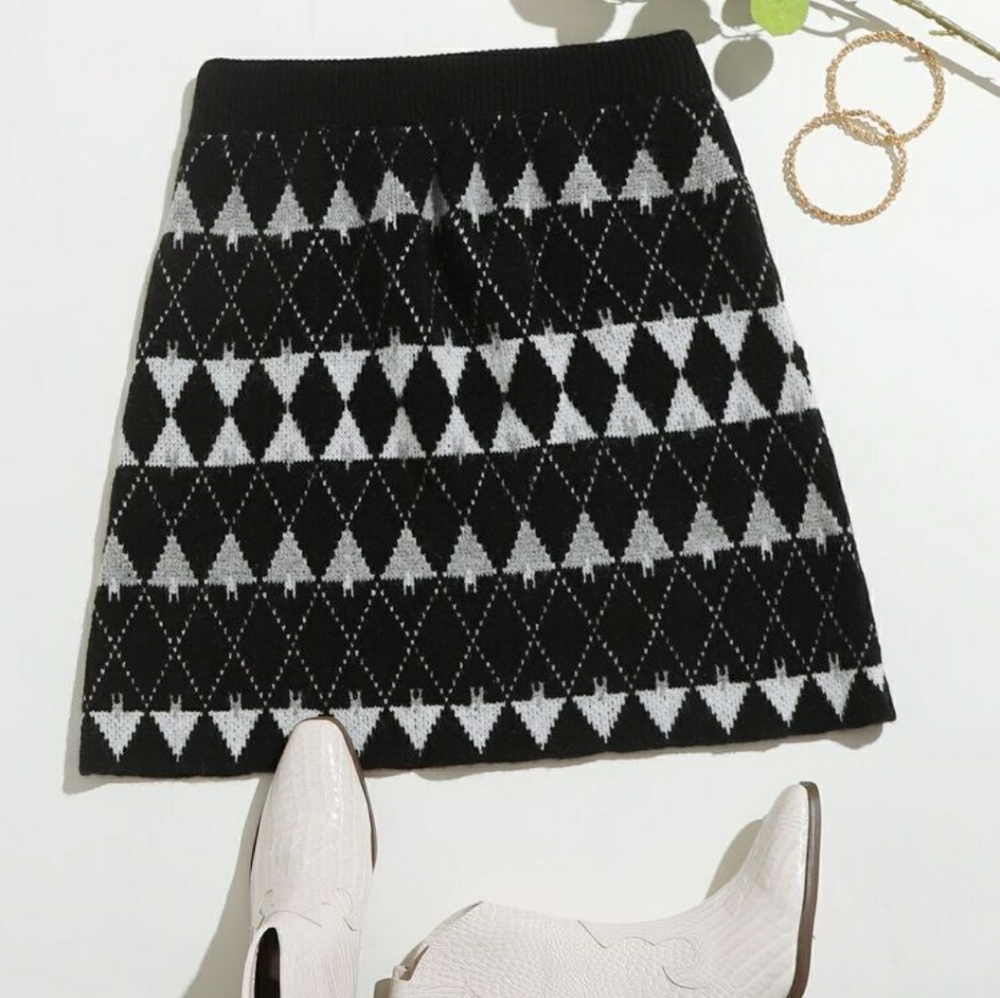 Plus argyle pattern knit skirt. 1X. Never worn. Shein Curve. New